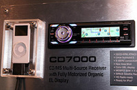 こちらはイクリプス。簡易ナビ機能を持つ「CD7000」と2DIN一体型カーナビAVN6600が、同ブランド初のiPod対応機種となる。接続には別売のiPC106を使用。