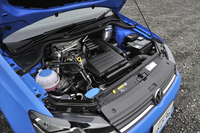 DOHC化された新開発の1.2リッターエンジンは、従来モデルより最高出力／最大トルクが15ps／1.5kgmダウン。一方、JC08モード燃費は22.2km/リッターへと、1.0km/リッター向上している。
    