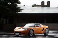 「ロータス・エリーゼ」のデビューは1996年。当初ローバー製エンジンが積まれていたが、2004年からはトヨタ製エンジンが搭載され、今回のマイナーチェンジに至った。LEDのデイタイムランニングライト（日本国内ではスモールランプとして機能）を内蔵したヘッドランプ・ユニットやグリルの形状変更などで、「エヴォーラ」など最近のロータス一族と共通したテイストのフロントマスクとなった。ロータスが61年間の歴史で生産した台数の32％を「エリーゼ」が占めるのだという。