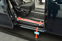 後部ドアの開口幅は、先代モデルより75mmも広い805mm。乗り降りしやすい360mmのフロア高も自慢のひとつ。
    