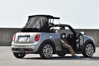 オープン／クローズに要する時間はそれぞれ20秒足らず。停止時だけでなく、走行時でも30km/h以下でなら開閉できる。