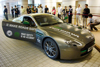 こちらがツアーの“足”、「アストン・マーティンV8ヴァンテージ」。