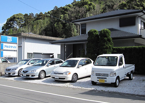 一家全員がクルマに頼らなくてはならなくなると、こういう風景も珍しくなくなる。家族の用途に合わせて、見事にクルマのヒエラルキーが構築された。