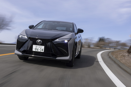 レクサスの電気自動車「RZ」が大型アップデートを敢行。特に今回連れ出した「RZ550e“Fスポーツ”」は「ス...