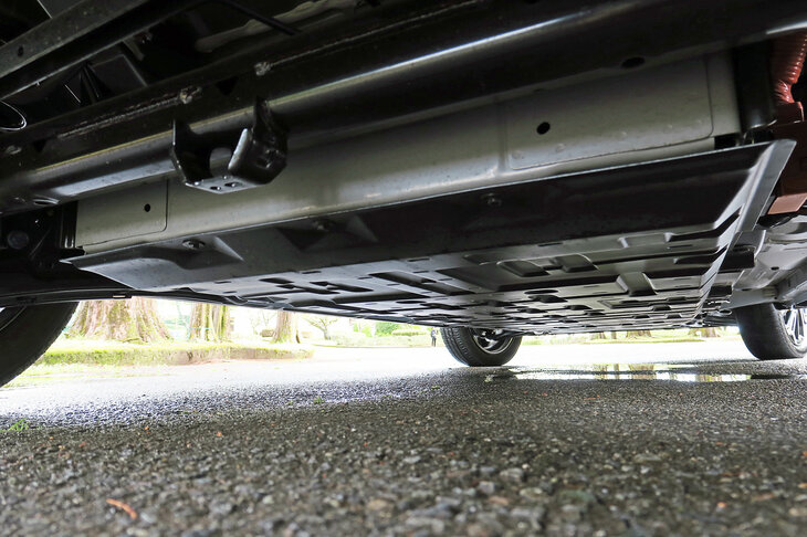 駆動用のバッテリーは薄型で、車体底部に搭載される。