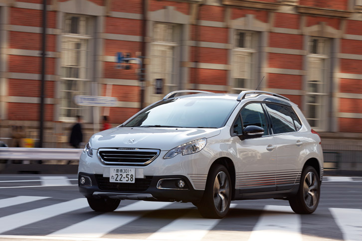 「2008 CROSSCITY」は、低回転域から大きなトルクを発生する1.2リッター直噴ターボエンジンの採用により、街中でも痛痒（つうよう）感なく走ることができる。