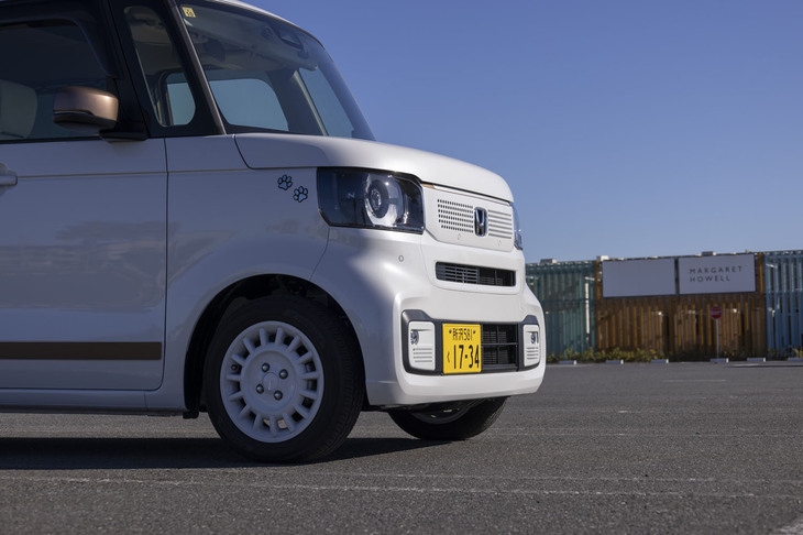 シンプルな外観に、上品でさりげない個性をプラスすると紹介される「N-BOXモダンカジュアルスタイル」のフロントフェイス。純正アクセサリーのグロッシーカッパーデカールとLEDフォグライト＆フォグライトガーニッシュが目を引く。