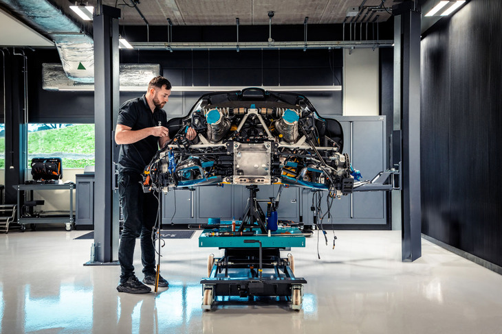 ゴードン・マレー・オートモーティブのオフィシャルフォトより。大きな工具などはなく、広くて整然としたクリーンな空間で生産されている。