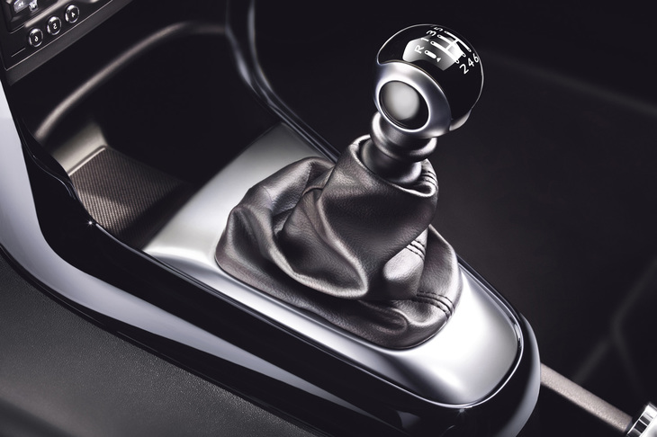 ユニークなデザインが採用された「DS3スポーツシック」のシフトノブ。同モデルは156PSを発生する1.6リッター直4直噴ツインスクロールターボを搭載し、6段MTが組み合わされていた。