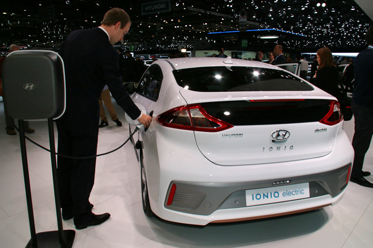 スペック上の一充電あたり航続距離は250km以上。計測方法は違うものの、航続距離が280kmまたは228kmとされる、2タイプの「日産リーフ」の中間である。