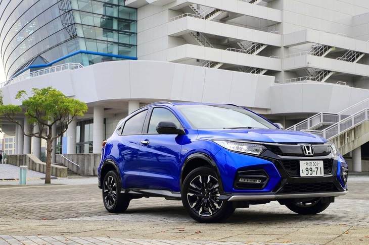 「ヴェゼル モデューロX」はホンダのコンパクトSUV「ヴェゼル」をベースに、トータルバランスを追求しつつ専用のカスタマイズパーツを組み込んだコンプリートカー。2019年11月末に発売された。モデューロXシリーズとしては「N-BOX」「N-ONE」「ステップワゴン」「フリード」「S660」に続く6車種目となる。