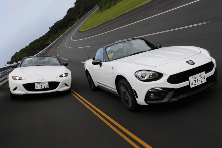 「アバルト124スパイダー」（写真右）と「マツダ・ロードスター」。同じボディーカラー、同じプラットフォームながら見た目はまったく異なる。味付けについては、どうだろうか？（photo：北畠主税）