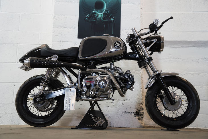 「ホンダ・モンキー」をベースにしたカフェスタイルのマシン。アメリカでもモンキーや「ダックス」など、ホンダの水平エンジン搭載の小型車は大人気。新型の「モンキー125」の発売で、旧モデルの人気も高まっている