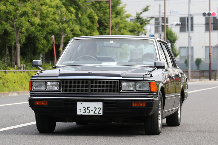 1982年「日産セドリック200E GL」（430）。初代から数えて5代目、旧プリンスの「グロリア」と双子車となってから3代目となるセドリックのセダン。