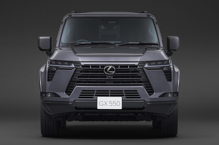スクエアなシルエットや大きく張り出したフェンダー、オフロードイメージを“スピンドル表現”として反映したフロントフェイスなどが特徴とされた「GX550」。写真は22インチホイールを標準で装備する“バージョンL”。