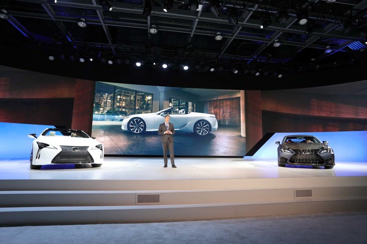 デトロイトモーターショー2019のレクサスブースでは、「LCコンバーチブルコンセプト」と最新の「RC F」が同時に発表された。