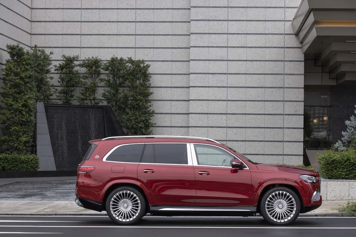 全長×全幅×全高は5205×2030×1838mmと全方向的に巨大だ。サイドから眺めるとクロームのBピラーが目を引く。