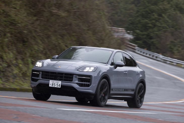 足まわりはダンパーの伸び側と縮み側の減衰力を個別に可変できる2バルブ式に変更。この試乗車が装着していたエアサスペンションもハンドリング性能をさらに向上させたという新アイテムだ。