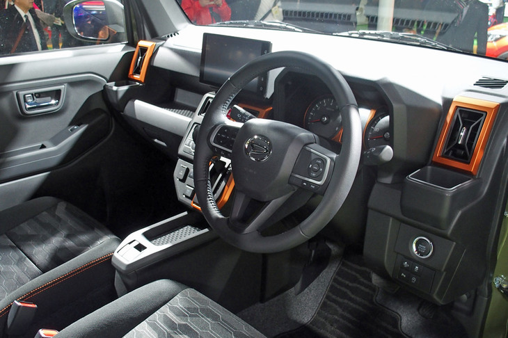 「タフト コンセプト」のダッシュボードは、ブラックをベースにオレンジのアクセントで飾られていた。