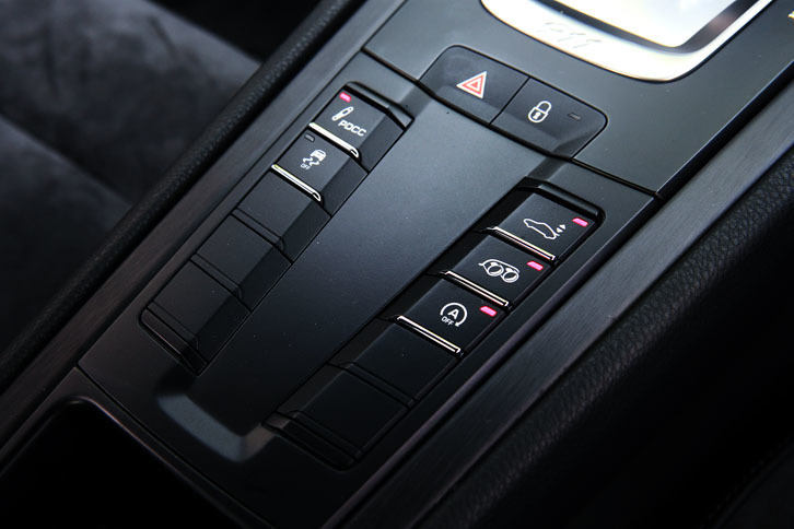 シフトレバーの手前に並ぶスイッチ類。サスペンションの特性、リアウイングの角度、エキゾーストノートの音質などが任意に調節できる。