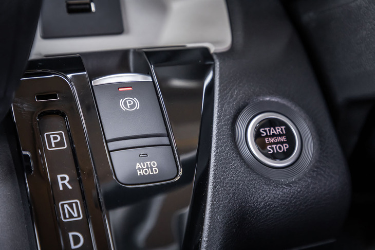 デリカミニTプレミアム（電動パーキングブレーキ＆ブレーキオートホールドスイッチ）