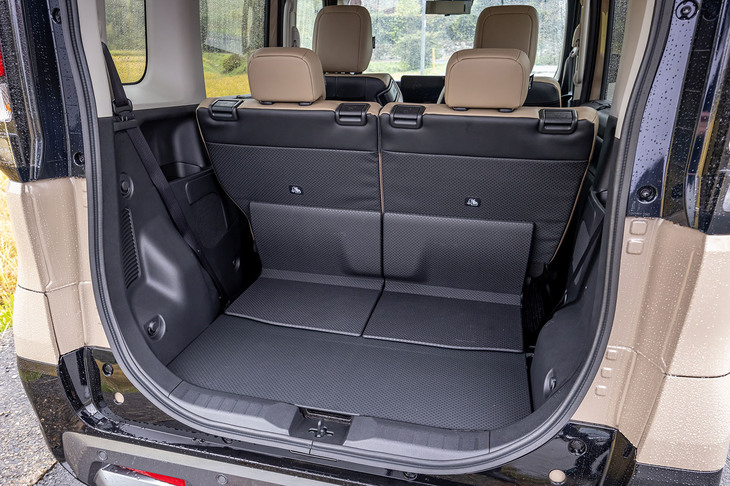 リアシートを最も前にスライドさせた荷室の様子。後席の背もたれは50：50の分割可倒式で、肩口のレバーを用いて後席側と荷室側の両方から操作することができる。