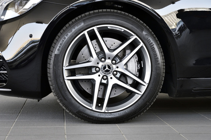 タイヤサイズは前が245/45R19、後ろが275/40R19。「AMGライン」が装着された試乗車には、「AMG5ツインスポーク」のアルミホイールが装着されていた。
