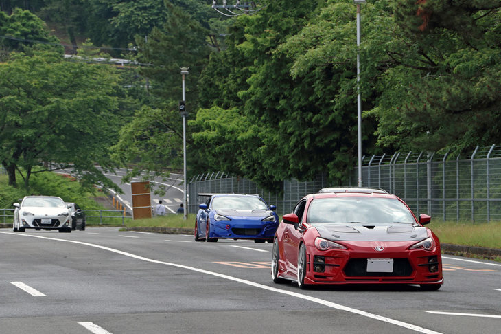 自慢の愛車で続々と会場入りするオーナーたち。こだわりを感じさせるさまざまなカスタムが施された車両が集うのも、こうしたイベントの魅力。その姿を眺めているだけでも、かなり楽しめる。