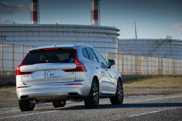 ボディーサイズは全長×全幅×全高＝4690×1900×1660mm。従来モデルより大きく全高を下げることで、ロー＆ワイドなスタイリングとなった。