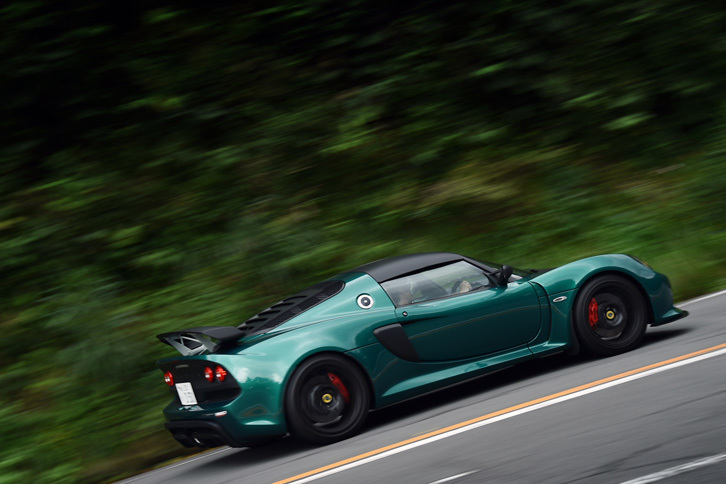 「エキシージ スポーツ350」には、従来モデルと同様にMT仕様とAT仕様、「クーペ」と「ロードスター」が用意されている。