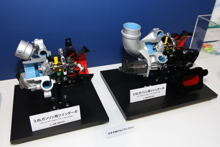 ボルグワーナー（旧KKK）、ハネウェル（旧ギャレット）、IHIと並ぶターボチャージャーのトップメーカーである三菱重工のブースから。左は3.8リッターガソリン用ツインターボ、右が3.5リッターガソリン用ツインターボ。ちなみに左は英国製スポーツカー、右は国産スポーツカー用という。
