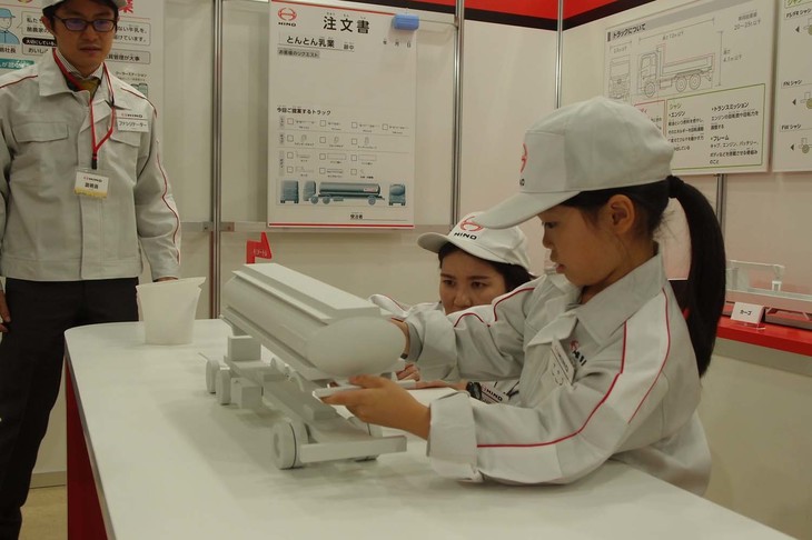 日野自動車のコーナーでは、模型を使って、顧客のオーダーに合ったトラックをプロデュースする。