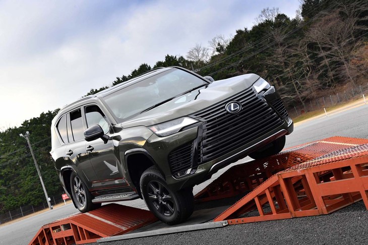 人工的な不整地を走る「LX600“オフロード”」（プロトタイプ）。ほかのグレードよりも小径の18インチホイールが装着されるほか、前後のデフロック機構が備わるなど、悪路の走行を意識した仕様となっている。