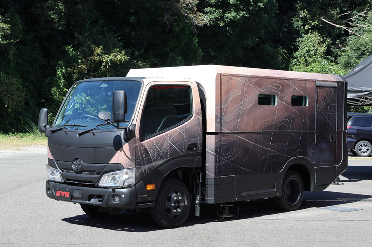 2023年の東京オートサロンで発表されたキャビンが拡張できるキャンピングカーのコンセプトモデル。ベースはトヨタの「ダイナ」で、電動油圧ユニットの採用によりスイッチ操作ひとつで天井が600mm、サイドが400mm広がる。発表直後から、コンバージョンキットの市販化や架装を望む声が多く寄せられたという。