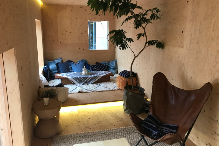 「住箱」の広さは6.6畳。レイアウトは自由。移動もできる別荘的な位置づけで、主に、オートキャンプ場での使用が想定されている。