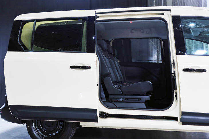 競合他車が2列シート車／3列シート車でリアスライドドアをシェアしているのに対し、「グランカングー」では専用の巨大リアスライドドアを装備。開口幅は2列シート車の650mmに対し、圧巻の830mmだ。それでいて、軽い力で開閉できるのも印象的だった。