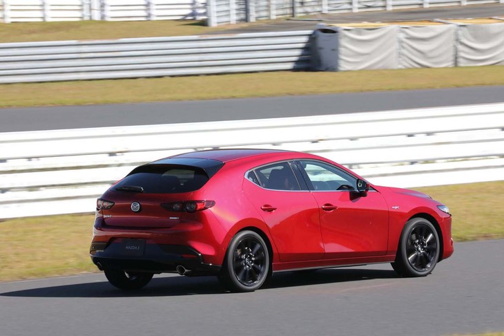 従来の「スカイアクティブX」に比べ、実用域での“力感”は明らかに増した。MT車（写真）では、高回転域における伸びにも違いが感じられる。