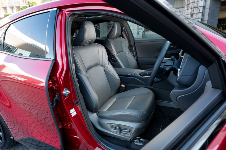シート表皮は本革で、ヒーターもベンチレーション機能も標準装備。電動調整機能も備わっているが、助手席は座面の前後とリクライニングの4ウェイで、高さ調整は手動でもできないところが少し気になった。