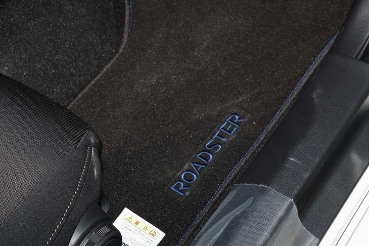 インテリアでのもう一つの専用アイテムが、ブルーの「ROADSTER」ロゴ入りフロアマット。デザインはディーラーオプション品と同様だが、そちらは文字がホワイトとなる。細かい演出だが、オーナーにはうれしい心遣いだ。