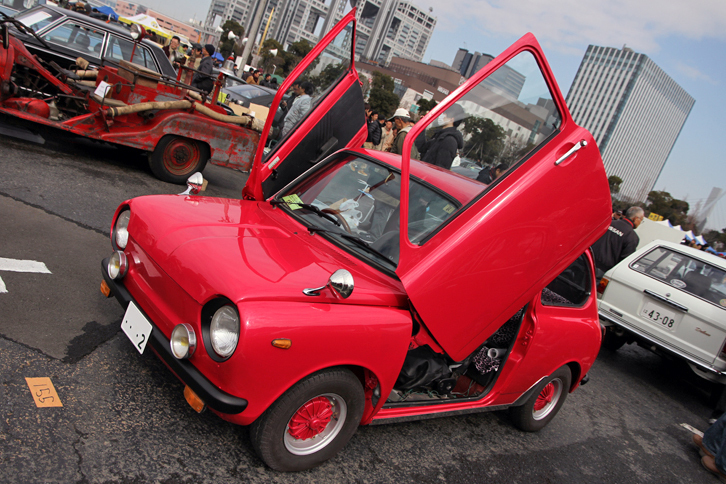 シザースドアに改造され、高性能版である「SS」の顔つきを持つ1970年「スバルR-2」。