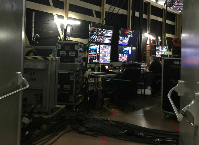 ポルシェのブースで。ステージの裏に設けられていたAV調整室をのぞく。こうした人々によって、華やかなモーターショーは支えられている。