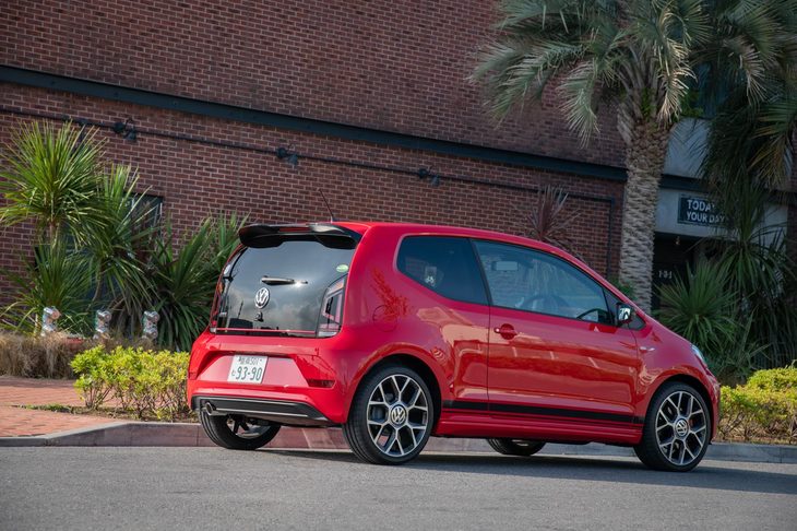 600台限定で日本に導入された「フォルクスワーゲンup! GTI」。専用デザインのフロントマスクや17インチアルミホイール、ブラックのルーフスポイラーなどにより、ひと目で「GTI」と分かる意匠となっている。