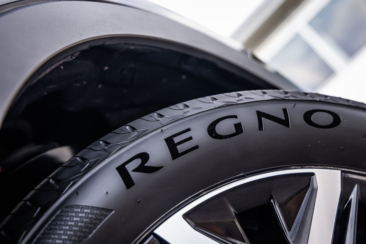 1981年に発売された初代モデルから40年以上にわたって、ブリヂストンは「レグノ」を綿々と進化させてきた。タイヤ単体の性能を向上させるだけでなく、近年では再生資源や再生可能資源を原材料の一部に用いるなどし、カーボンニュートラル化およびサーキュラーエコノミーの実現を推進している。