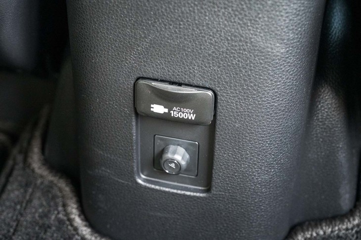 AC100V・1500Wのソケットは全車に標準化されるとともに荷室からセンターコンソール後端に移された。写真中央下部の丸い部分はアース。