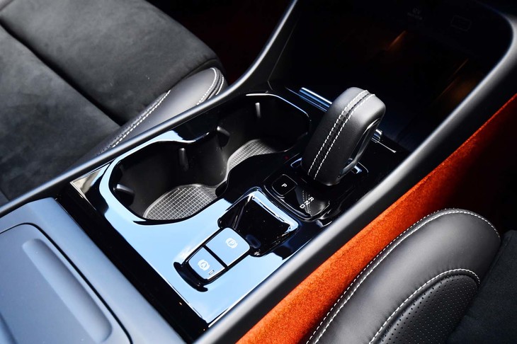 トランスミッションはアイシン・エィ・ダブリュ製の8段ATのみ。写真に見られるように、パーキングブレーキは電動式となる。