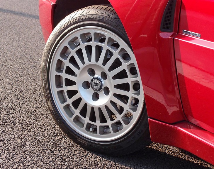 汚れを落とすにもうんざりしてしまう、複雑なカタチのアルミホイール。洗車に時間のかけられそうなステイホームのいまこそ、じっくりと向き合ってはいかが？