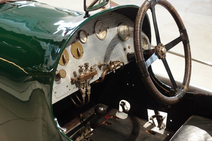 「サンビーム・グランプリ」のコックピット。