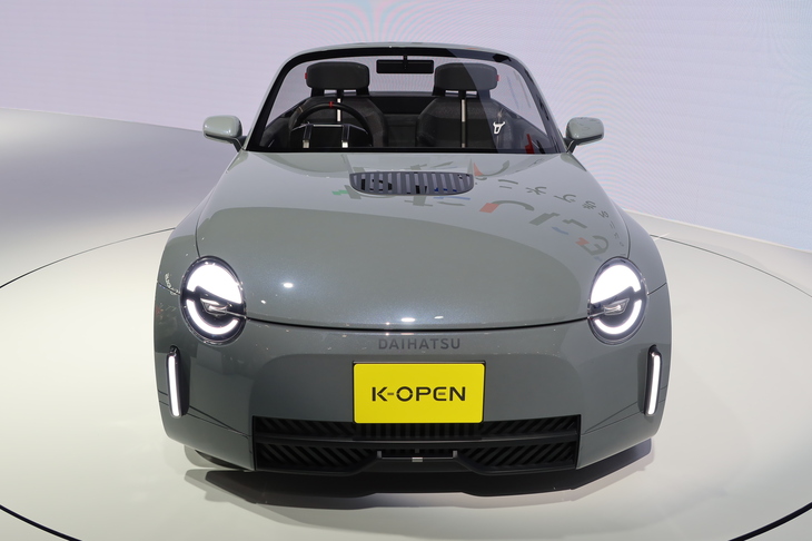 ヘッドランプやグリルの意匠に「ビジョン コペン」（2023年）との違いは見られるが、基本的なフロントフェイスのデザインは変わらず。“コペンらしい顔”で製品化を目指すものと思われる。