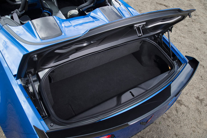 荷室の広さはクーペが425リッターなのに対し、コンバーチブルでは283リッターとなっている（ともに米国仕様の値）。