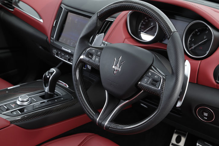 試乗車はオプションの「カーボンスポーツステアリング」を装着していた。カーボンの芯に、穴あき加工が施された本革が巻かれた高級仕様だ。